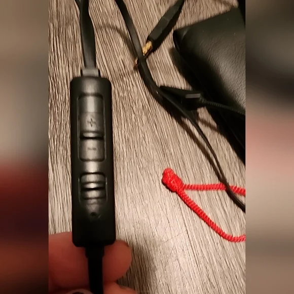 NWOT Headset/ Wired Ear Buds with Microphone - Picture 3 of 6